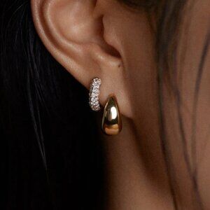 SINGLE Kinn Studio Teardrop Hoop Earring